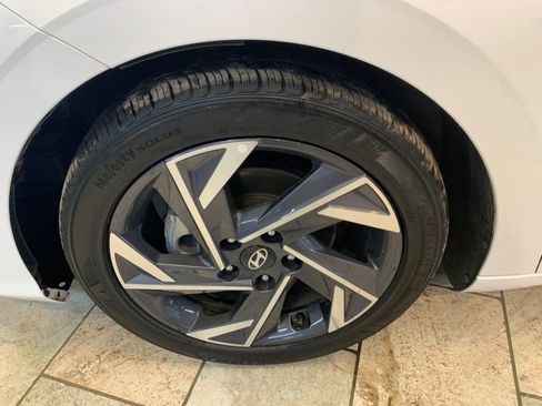 Used 2025 Hyundai Elantra SEL image 11