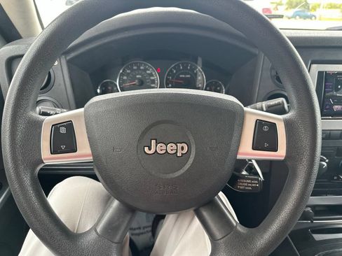 Used 2008 Jeep Commander Sport RWD image 12