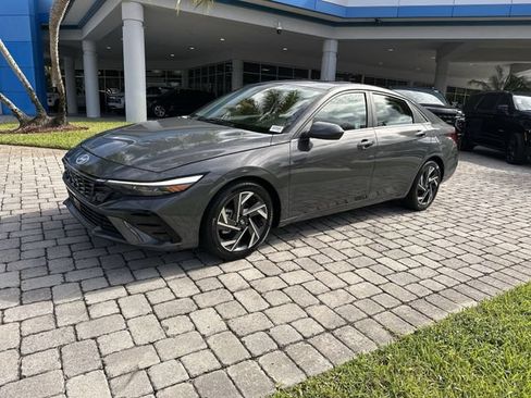 Used 2025 Hyundai Elantra SEL FWD image 21