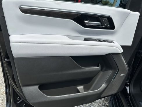 New 2025 Chevrolet Suburban Premier image 26