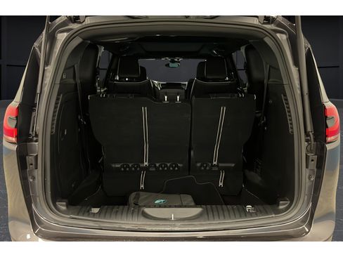 Used 2023 Chrysler Pacifica Limited w/ Uconnect Theater Family Group FWD image 39