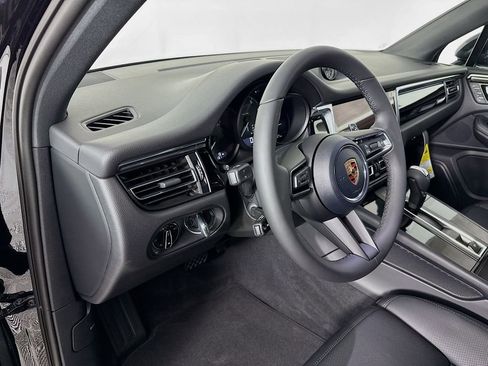 Certified 2026 Porsche Macan AWD/4WD image 4