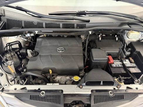 Used 2015 Toyota Sienna XLE w/ XLE Navigation Package FWD image 29
