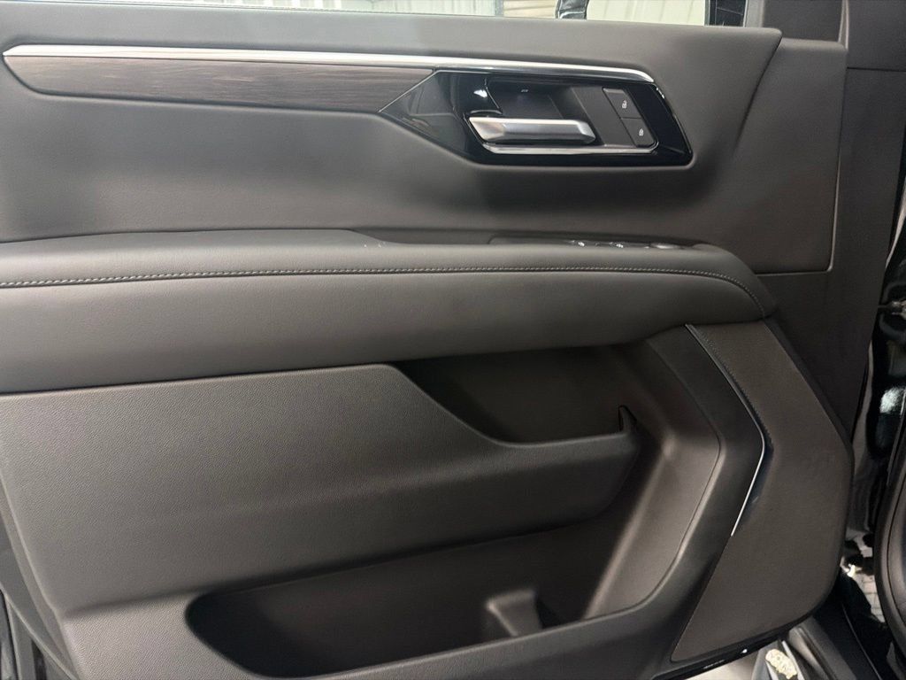 Used 2025 Chevrolet Suburban LS RWD image 9
