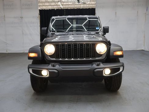Used 2025 Jeep Gladiator Sport AWD/4WD image 2