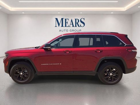 Used 2023 Jeep Grand Cherokee Limited w/ Trailer Tow Prep Group (B) AWD/4WD image 2