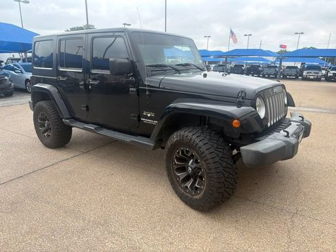 Used 2016 Jeep Wrangler Unlimited Sahara AWD/4WD image 3