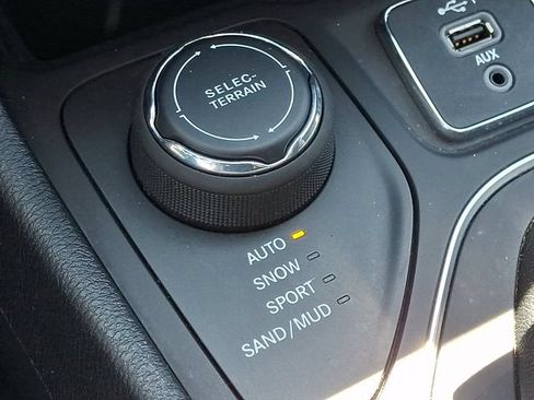 Used 2020 Jeep Cherokee Latitude Plus w/ Cold Weather Group AWD/4WD image 22