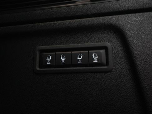 Used 2025 Jeep Wagoneer L Series II w/ 8-pass Seating Package AWD/4WD image 19