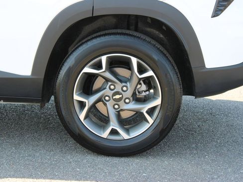 Used 2025 Chevrolet Trax LT w/ LT Convenience Package image 18