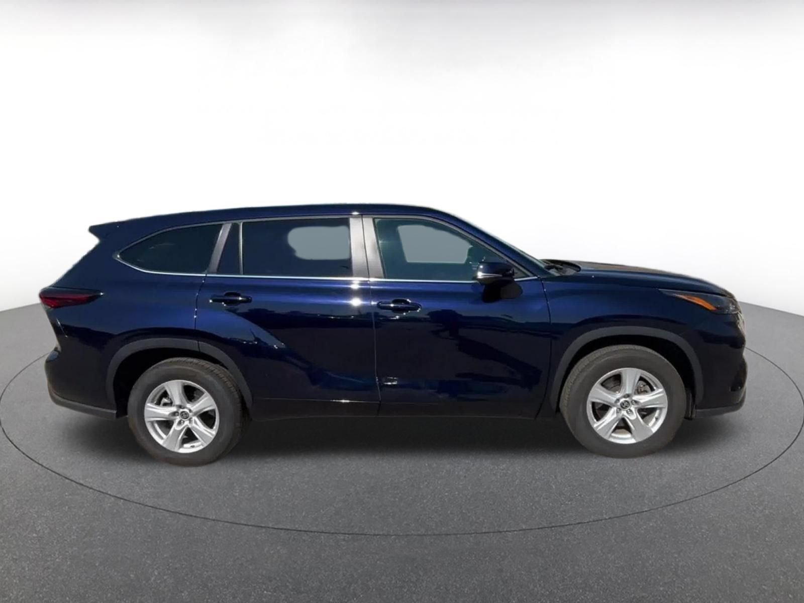 Used 2025 Toyota Highlander LE FWD image 15
