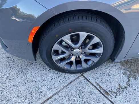 Used 2023 Chrysler Pacifica Pinnacle image 15