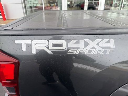 Used 2018 Toyota Tacoma TRD Sport image 9