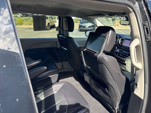 Used 2022 Chrysler Pacifica Touring-L w/ Uconnect Theater Family Group FWD image 20