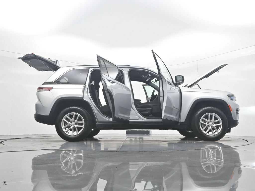 Used 2025 Jeep Grand Cherokee Laredo X AWD/4WD image 51