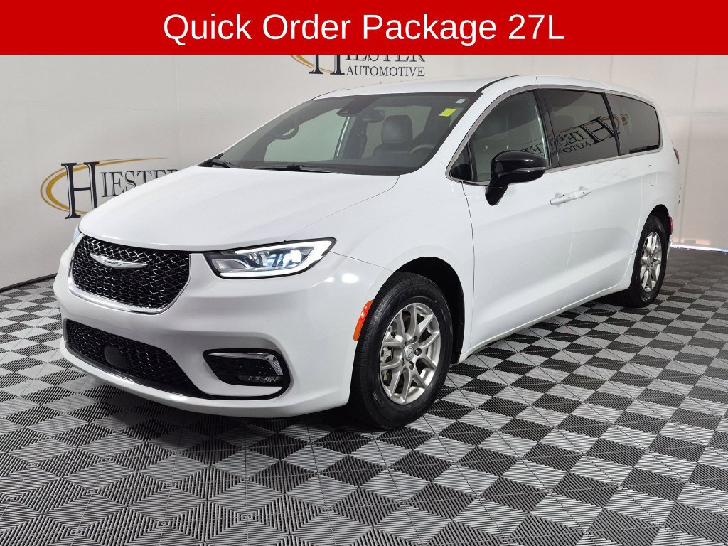 Used 2025 Chrysler Pacifica Select FWD image 8