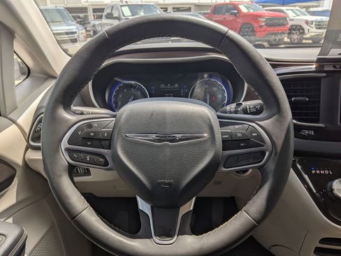 Used 2023 Chrysler Voyager LX image 12