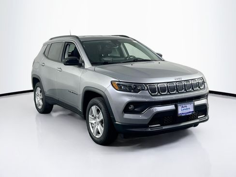 Used 2022 Jeep Compass Latitude w/ Convenience Group AWD/4WD image 3