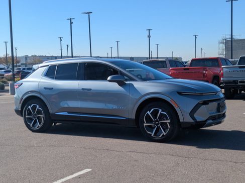 Used 2025 Chevrolet Equinox EV LT w/ Convenience Package image 8