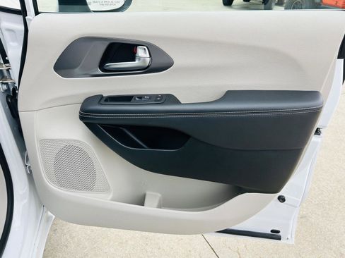 Used 2023 Chrysler Pacifica Touring-L image 32