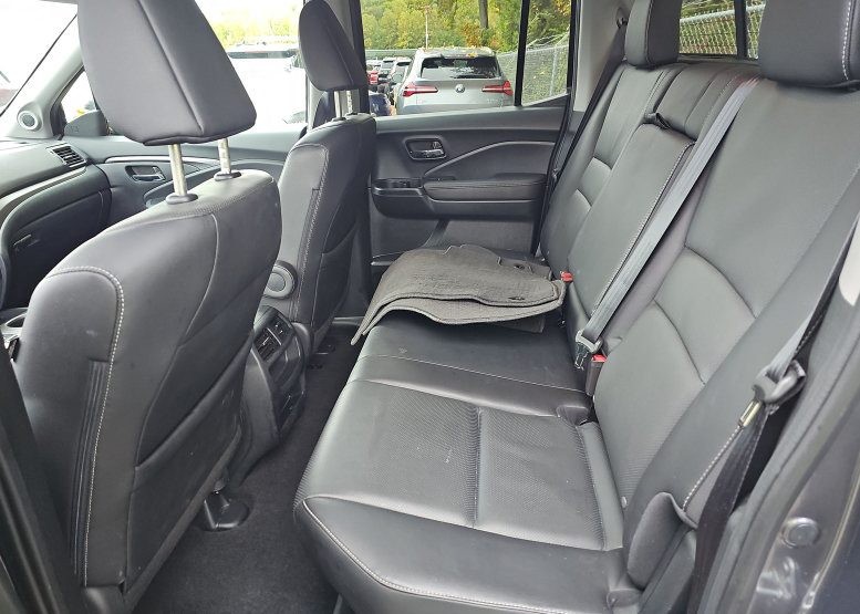 Used 2023 Chrysler Pacifica Touring-L FWD image 6