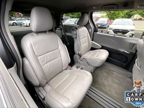 Used 2018 Toyota Sienna XLE w/ XLE Navigation Package FWD image 20