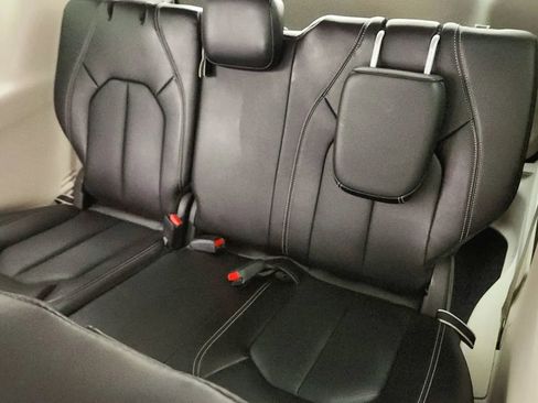 Used 2024 Chrysler Pacifica Touring-L image 34