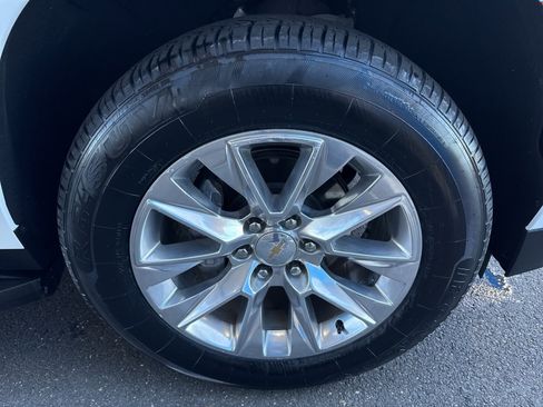 Used 2023 Chevrolet Suburban Premier image 12