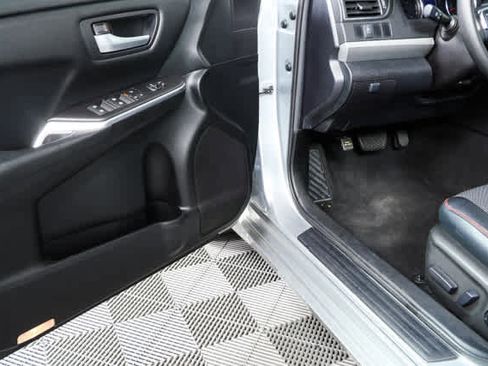 Used 2016 Toyota Camry SE image 7