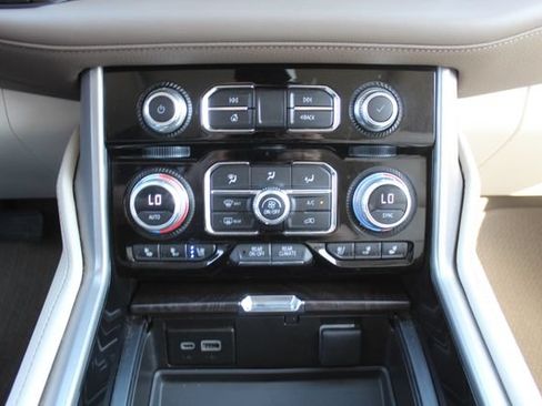 Used 2023 GMC Yukon XL Denali AWD/4WD image 35