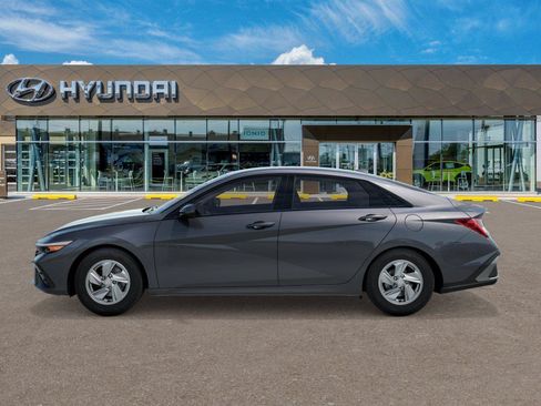 New 2026 Hyundai Elantra SE FWD image 3
