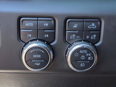 Used 2025 GMC Sierra 1500 AT4 w/ Technology Package AWD/4WD image 16