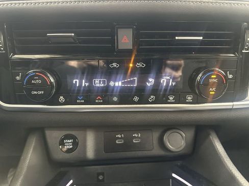 Used 2025 Nissan Rogue SL w/ SL Premium Package image 18