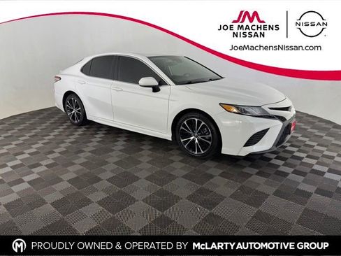 Used 2020 Toyota Camry SE FWD image 1
