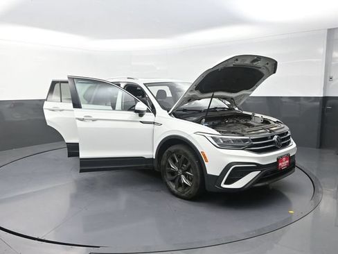 Used 2022 Volkswagen Tiguan SE w/ Panoramic Sunroof Package FWD image 39