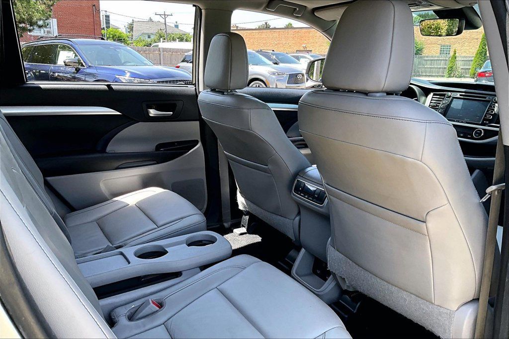 Used 2017 Toyota Highlander XLE AWD/4WD image 29