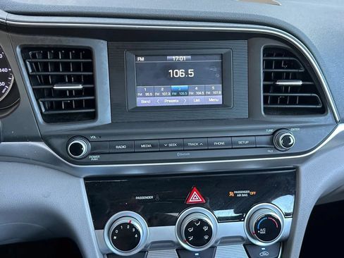 Used 2019 Hyundai Elantra SE FWD image 18