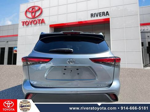 Used 2023 Toyota Highlander XLE AWD/4WD image 6