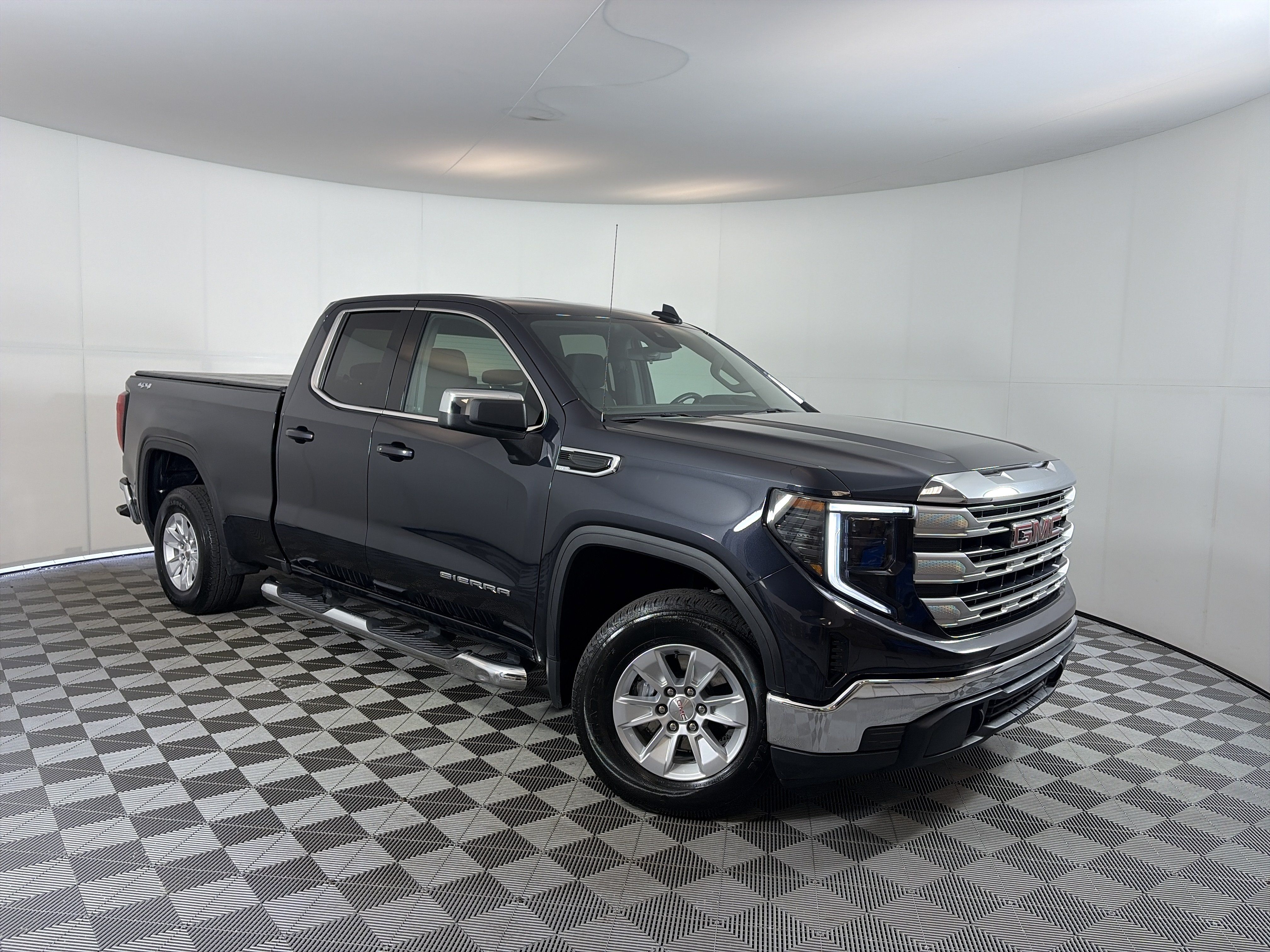 Used 2024 GMC Sierra 1500 SLE AWD/4WD image 1