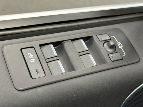 Certified 2025 Land Rover Discovery S image 12