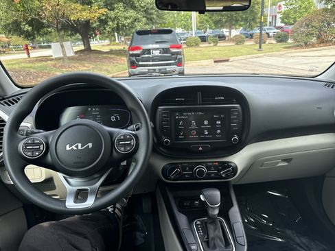Used 2025 Kia Soul LX w/ LX Technology Package FWD image 28