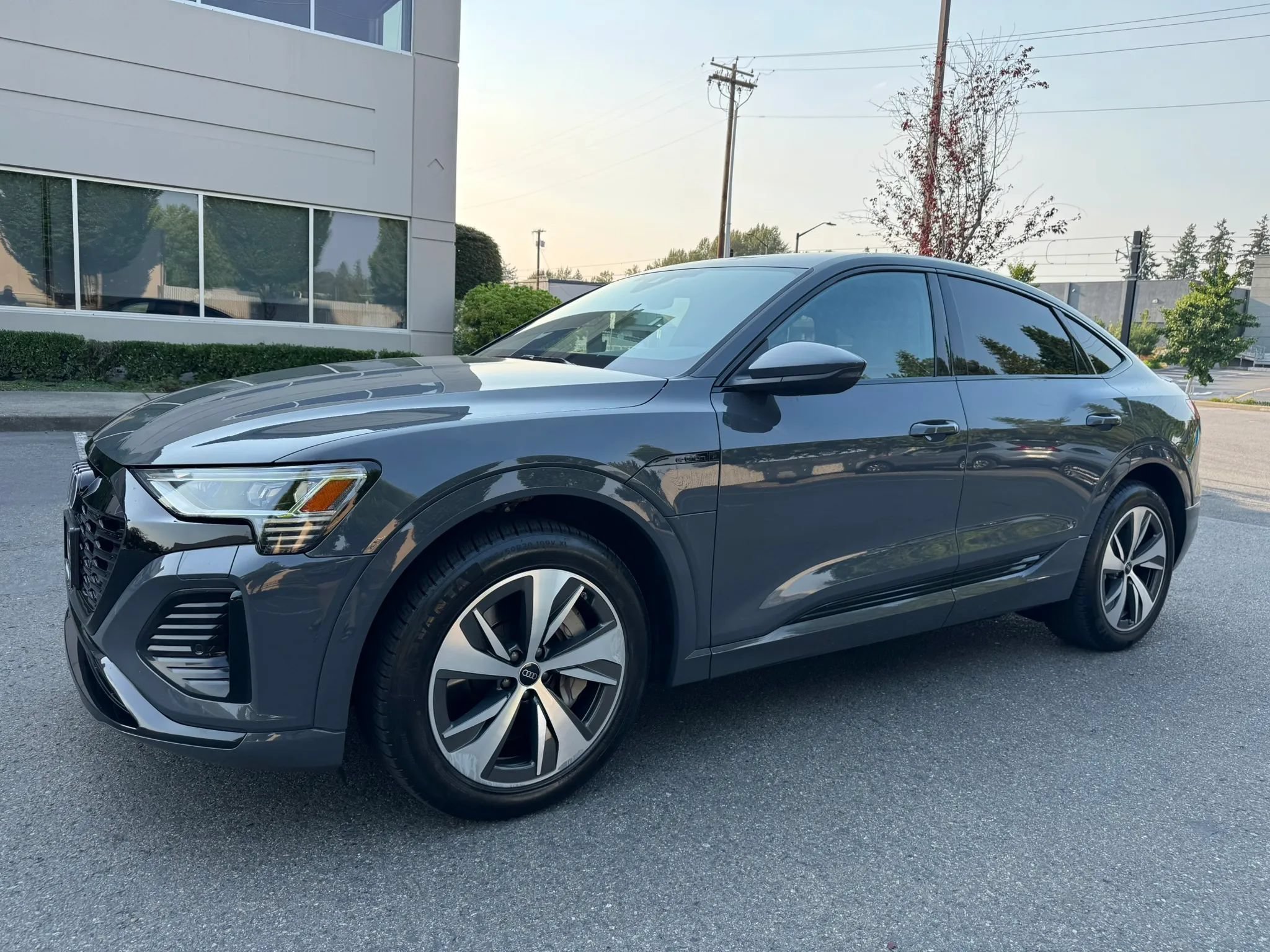 Used 2024 Audi Q8 e-tron Premium AWD/4WD image 5