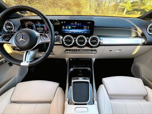 Used 2025 Mercedes-Benz GLB 250 4MATIC image 15