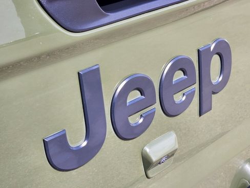 Used 2023 Jeep Gladiator Willys image 11