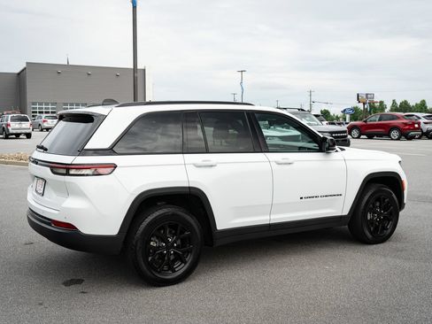 Used 2025 Jeep Grand Cherokee Altitude AWD/4WD image 10