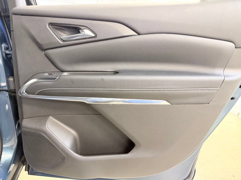 Used 2025 Chevrolet Traverse LT FWD image 38