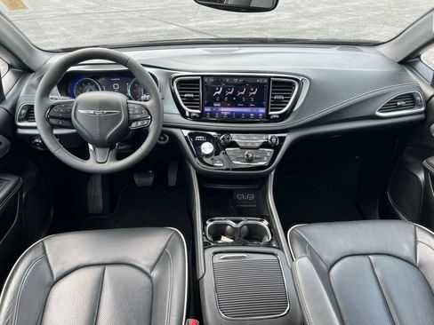 Used 2025 Chrysler Pacifica Limited FWD image 23