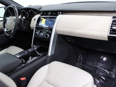 Used 2017 Land Rover Discovery HSE image 28