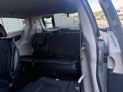 Used 2024 Chrysler Pacifica Touring-L image 15