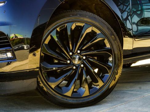 Used 2021 Lincoln Navigator Reserve AWD/4WD image 3